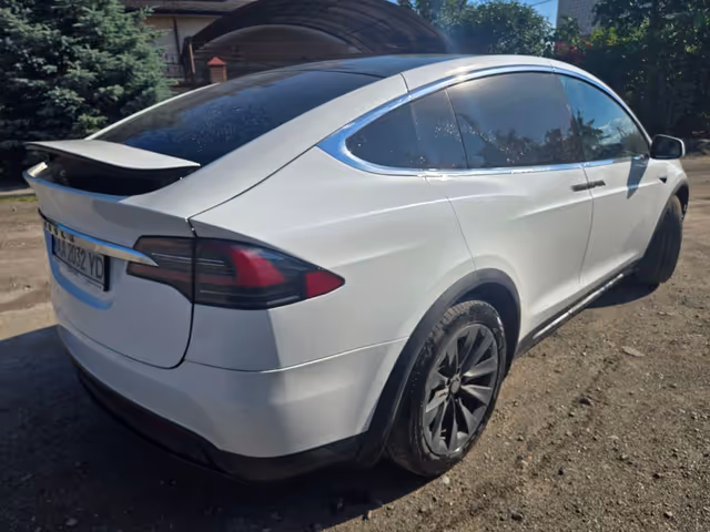 Tesla Model X - фото 3