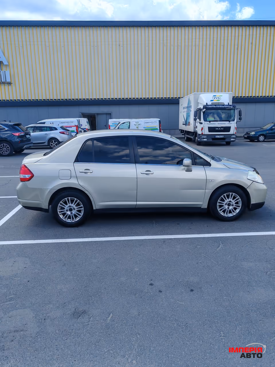 Nissan Tiida - фото 4
