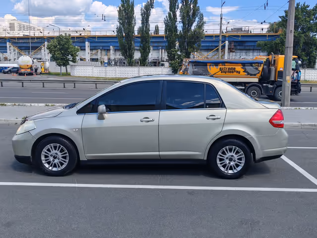 Nissan Tiida - фото 5