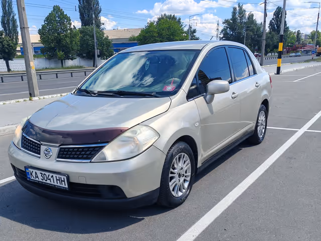 Nissan Tiida - фото 1