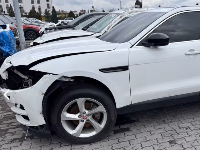 Jaguar F-Pace - фото 2