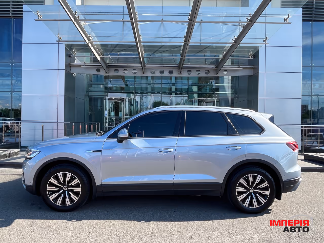 Volkswagen Touareg - фото 8