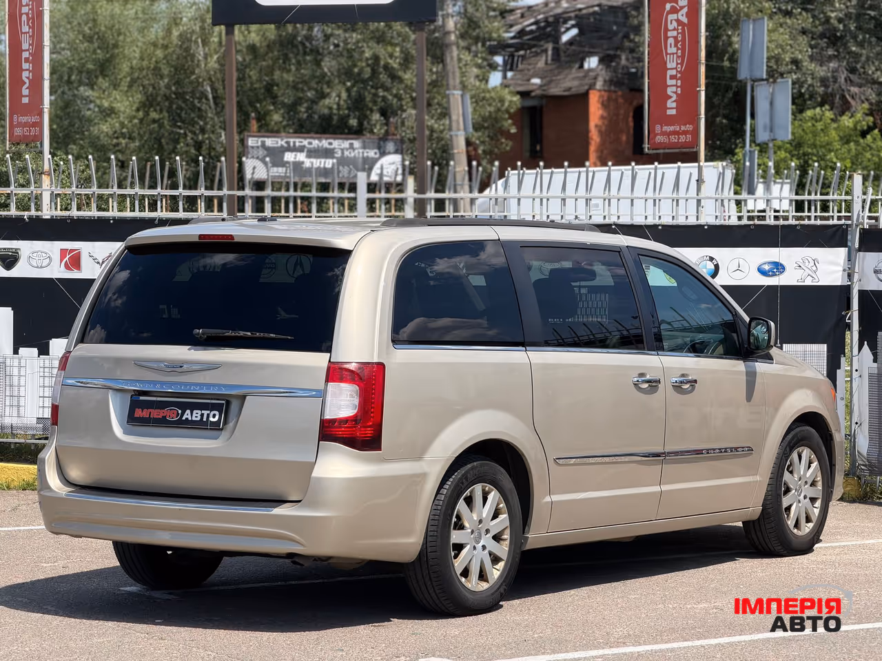 Chrysler Town & Country - фото 7