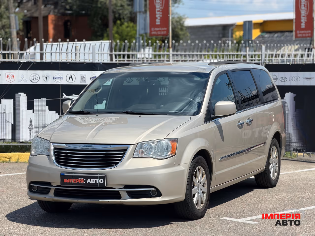 Chrysler Town & Country - фото 3