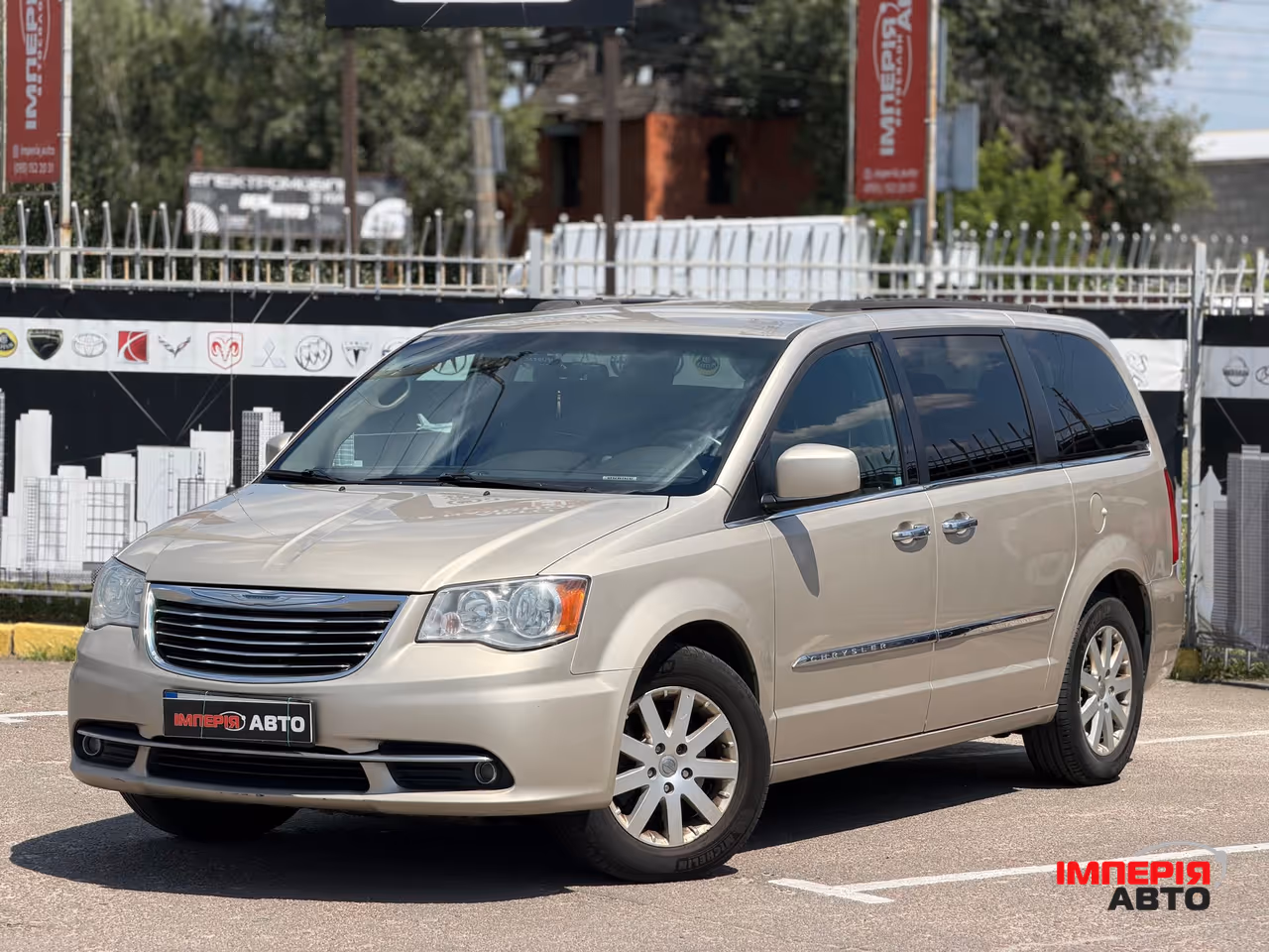 Chrysler Town & Country - фото 1