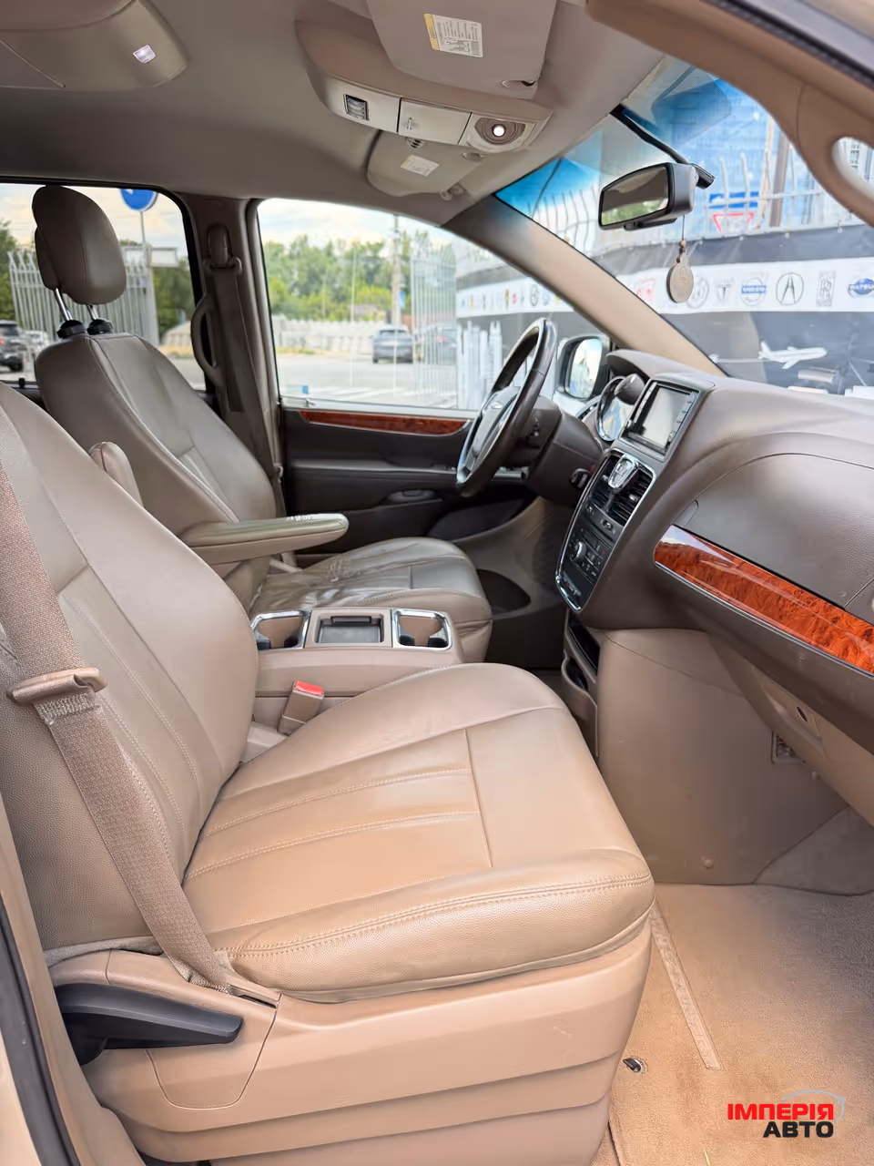Chrysler Town & Country - фото 11