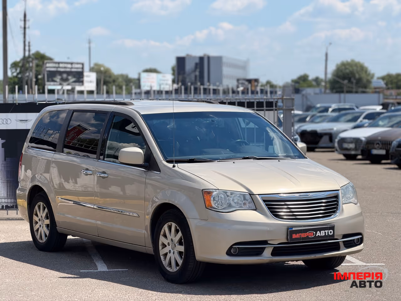 Chrysler Town & Country - фото 2