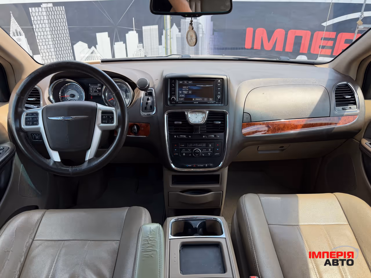 Chrysler Town & Country - фото 8