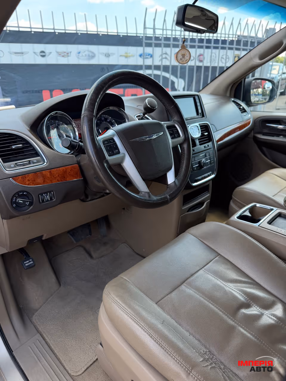 Chrysler Town & Country - фото 12