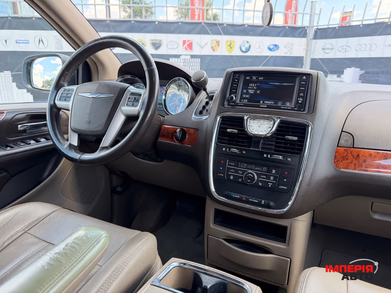 Chrysler Town & Country - фото 10