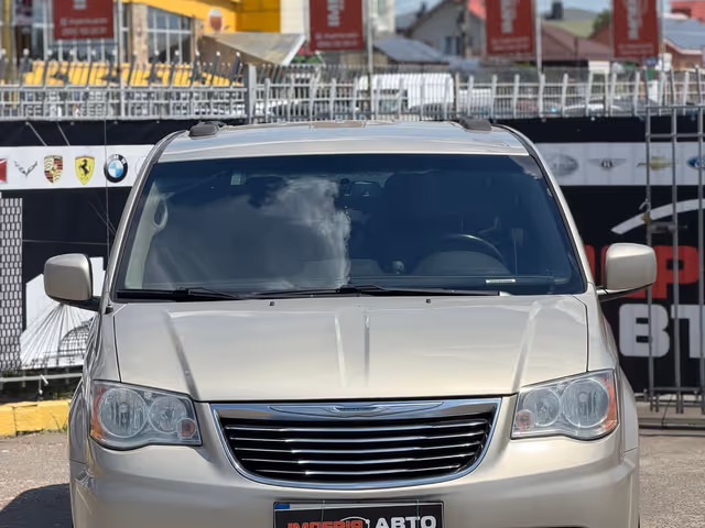 Chrysler Town & Country - фото 4