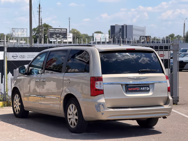 Chrysler Town & Country - фото 5