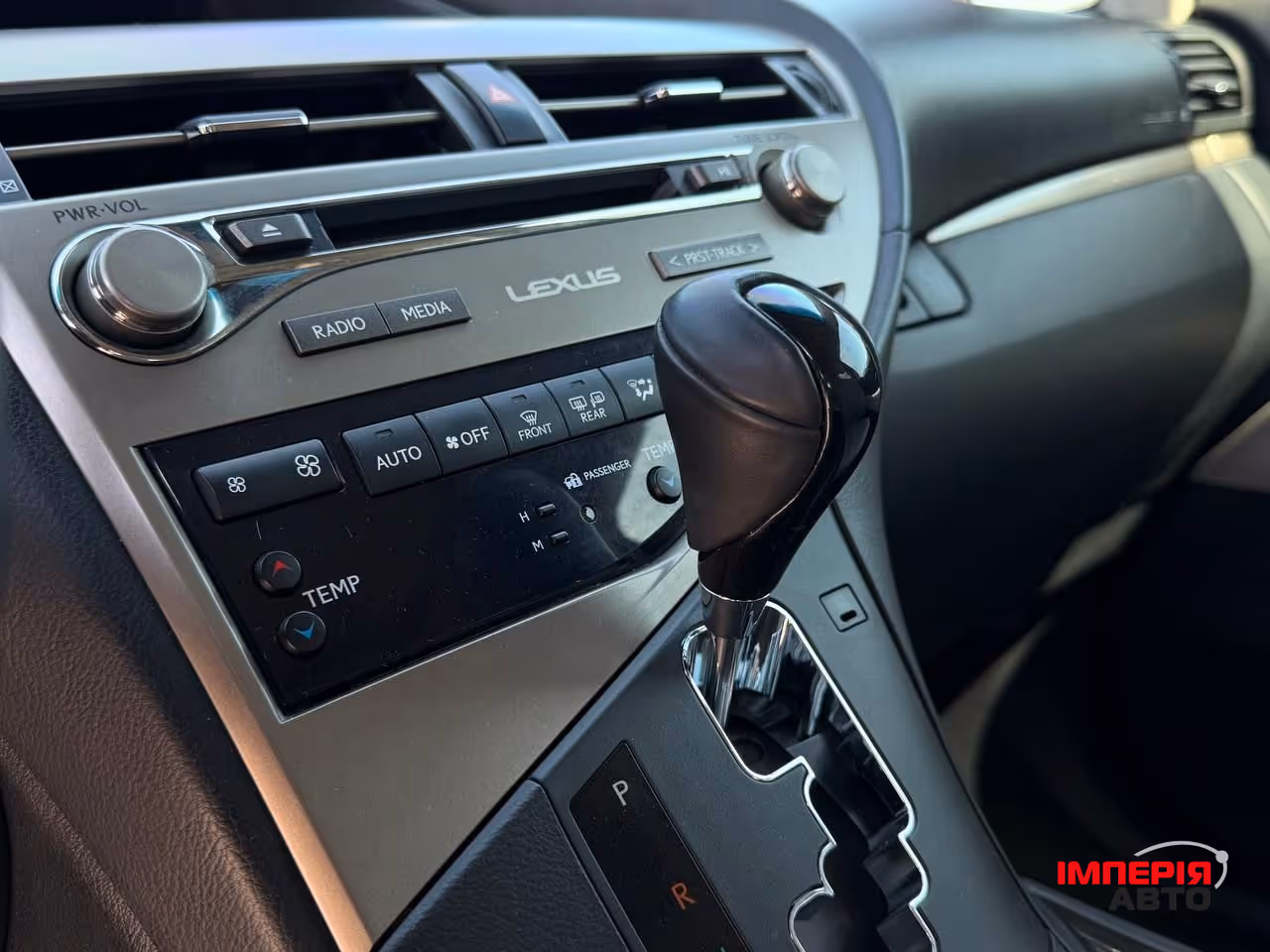 Lexus RX - фото 12