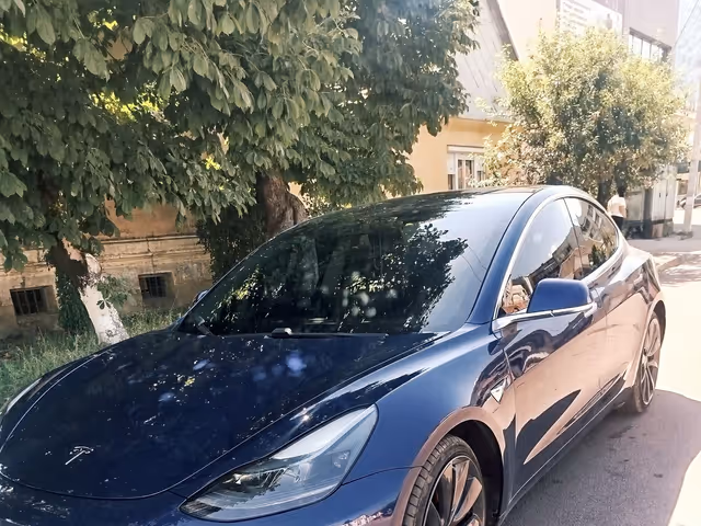 Tesla Model 3 - фото 1