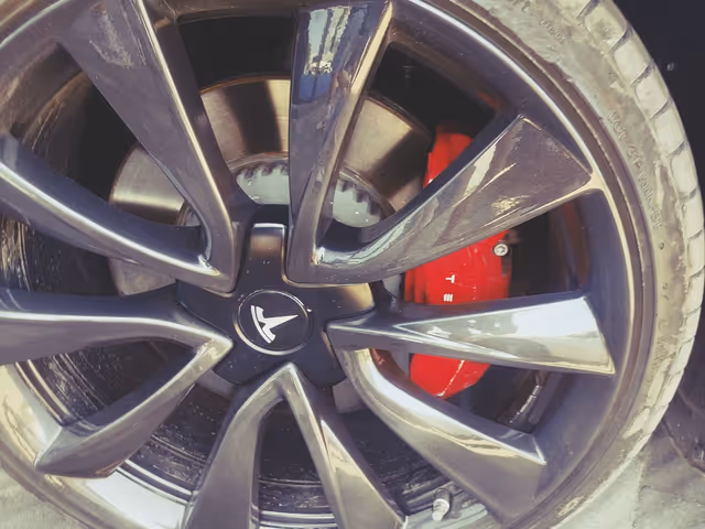 Tesla Model 3 - фото 5