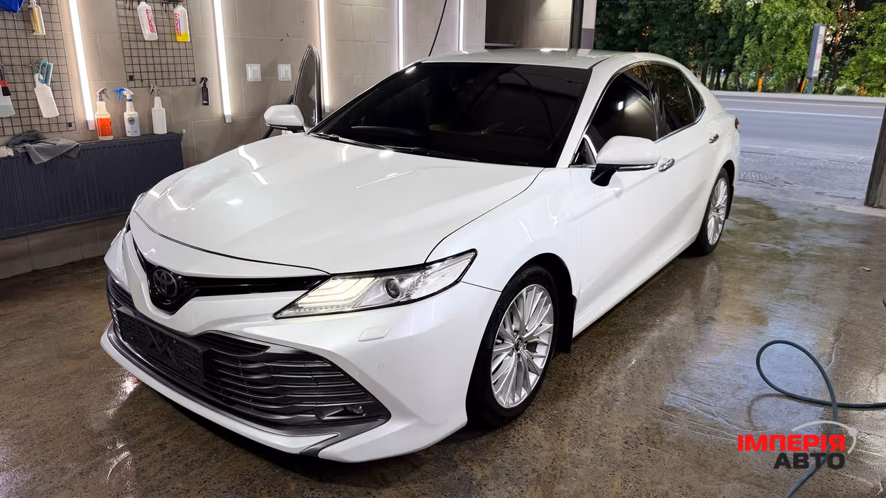 Toyota Camry - фото 1
