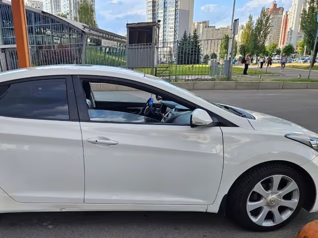 Hyundai Elantra - фото 4