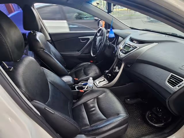 Hyundai Elantra - фото 3