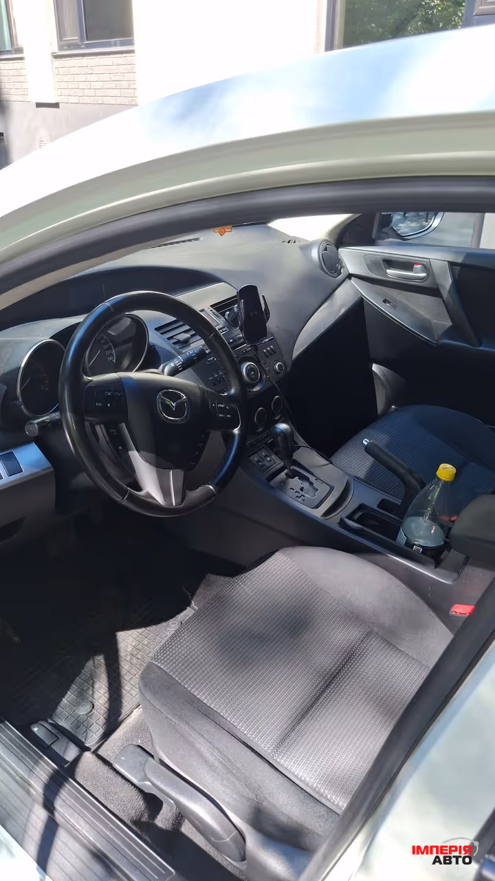 Mazda 3 - фото 4
