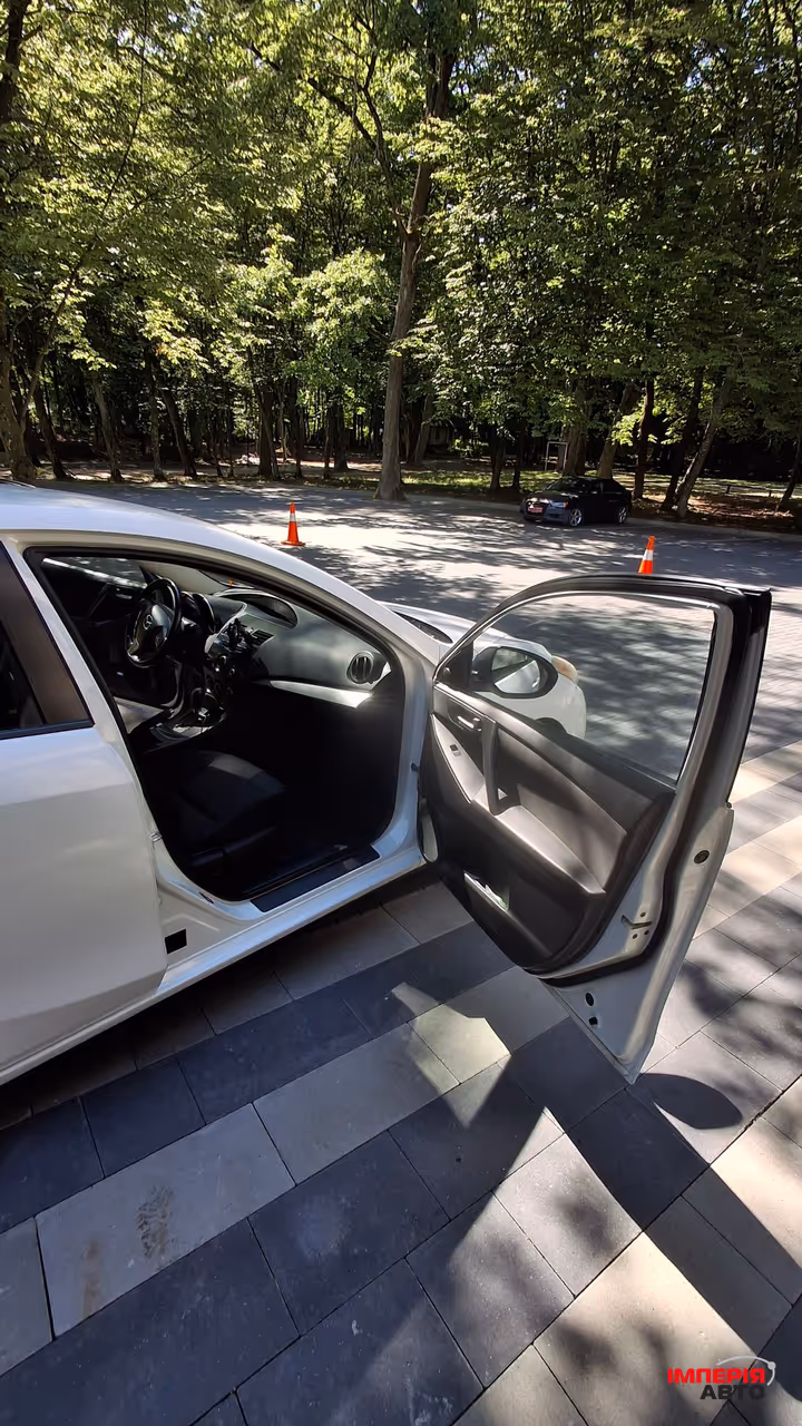 Mazda 3 - фото 8
