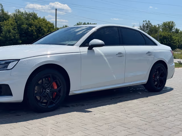 Audi A4 - фото 2
