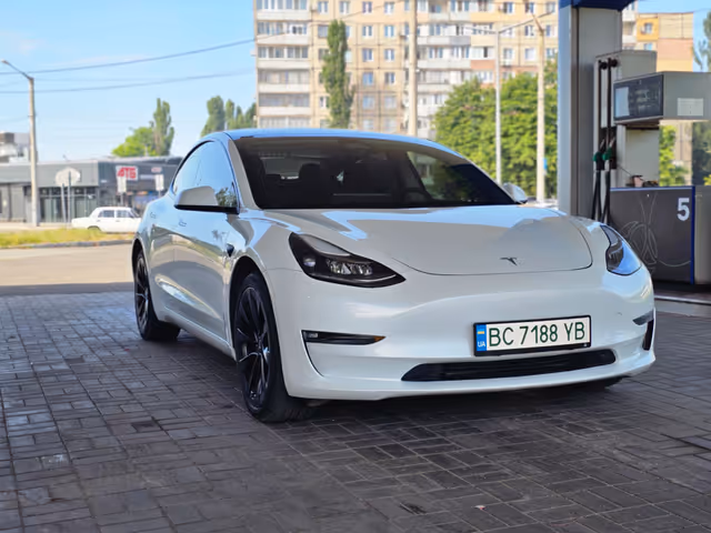 Tesla Model 3 - фото 1
