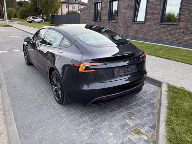 Tesla Model 3 - фото 4