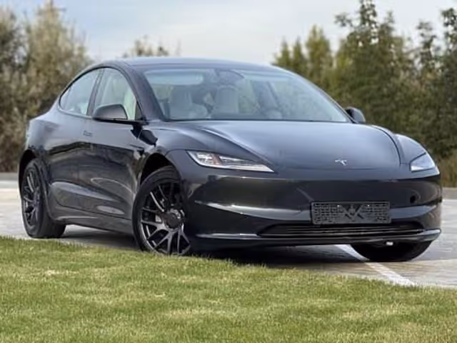 Tesla Model 3 - фото 1