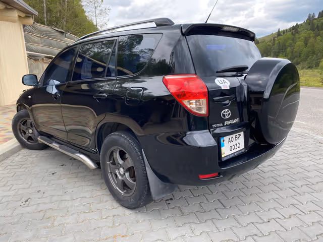 Toyota RAV4 - фото 4