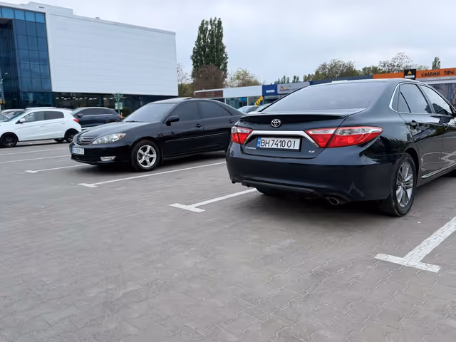 Toyota Camry - фото 2
