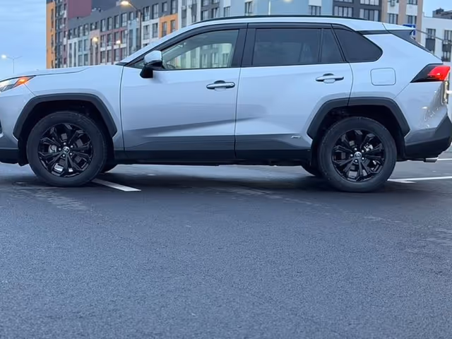 Toyota RAV4 - фото 5