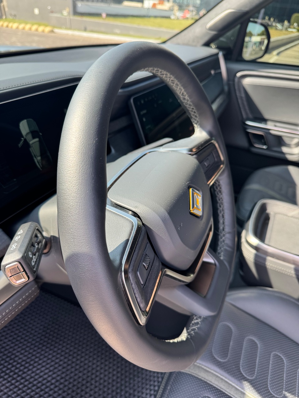 Rivian R1S - фото 19