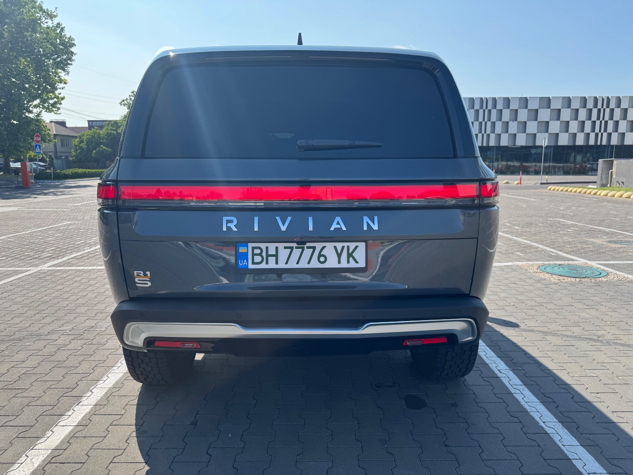 Rivian R1S - фото 25