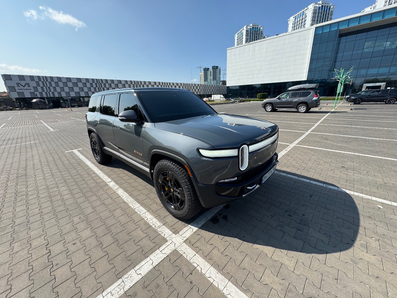 Rivian R1S - фото 9