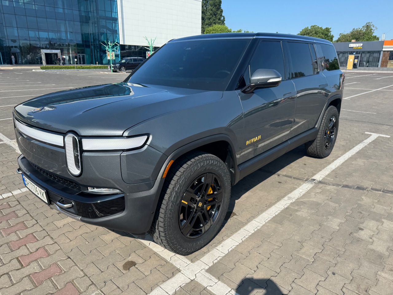 Rivian R1S - фото 3
