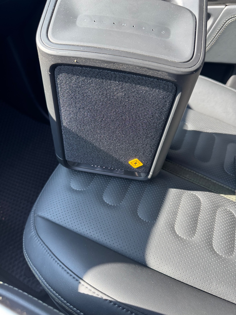 Rivian R1S - фото 15