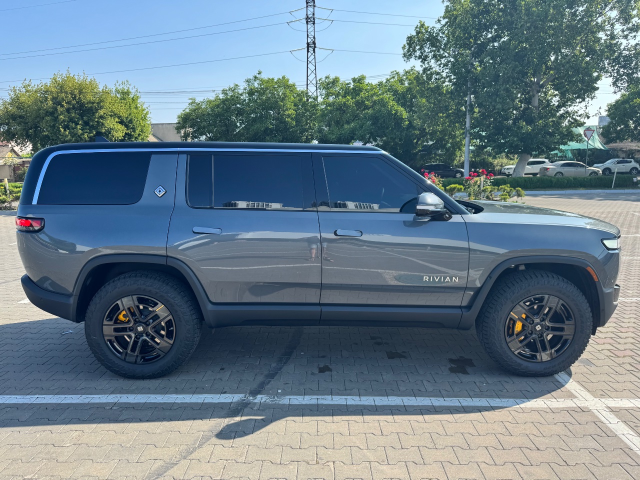 Rivian R1S - фото 6