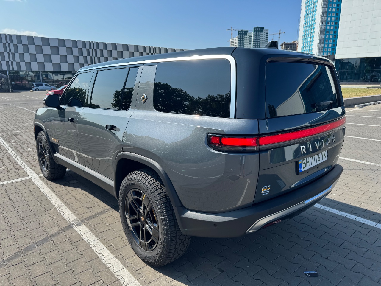 Rivian R1S - фото 20