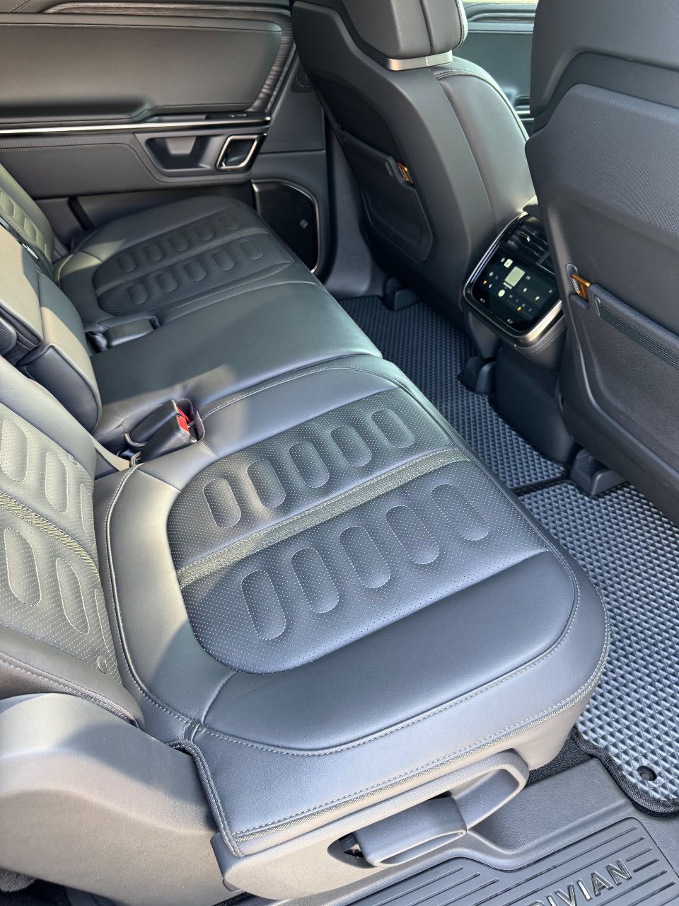 Rivian R1S - фото 11