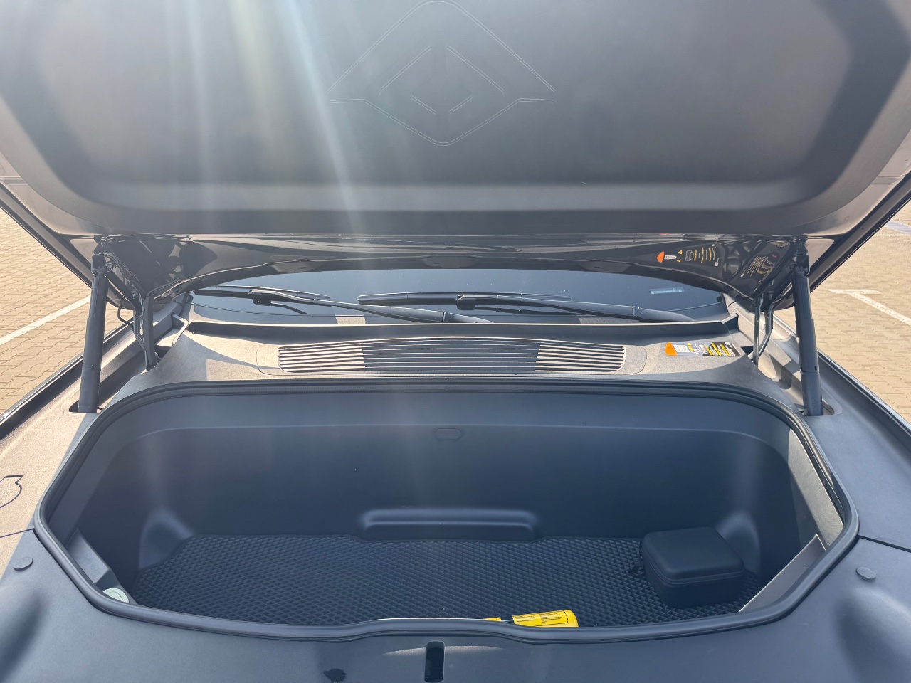 Rivian R1S - фото 27