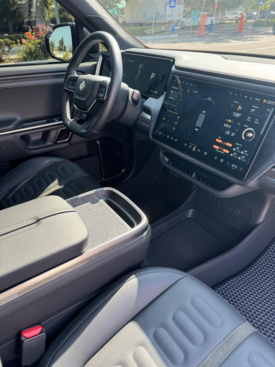 Rivian R1S - фото 16