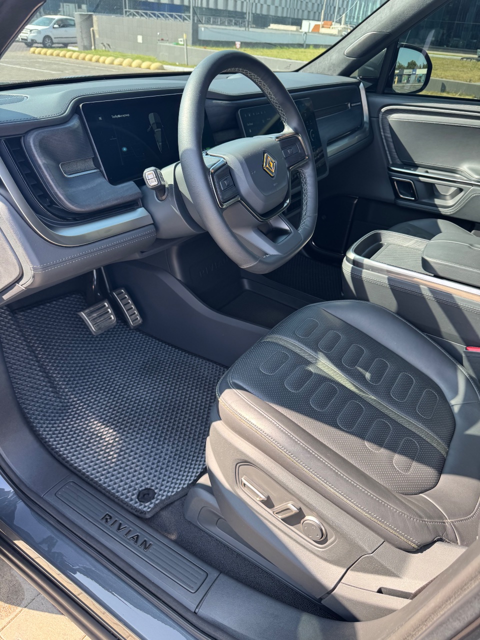 Rivian R1S - фото 32
