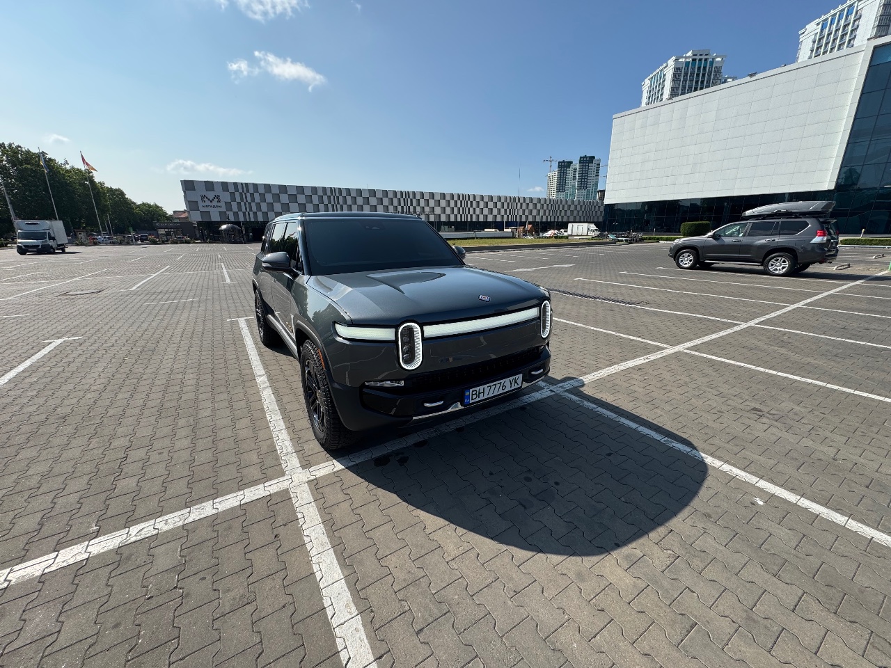 Rivian R1S - фото 18