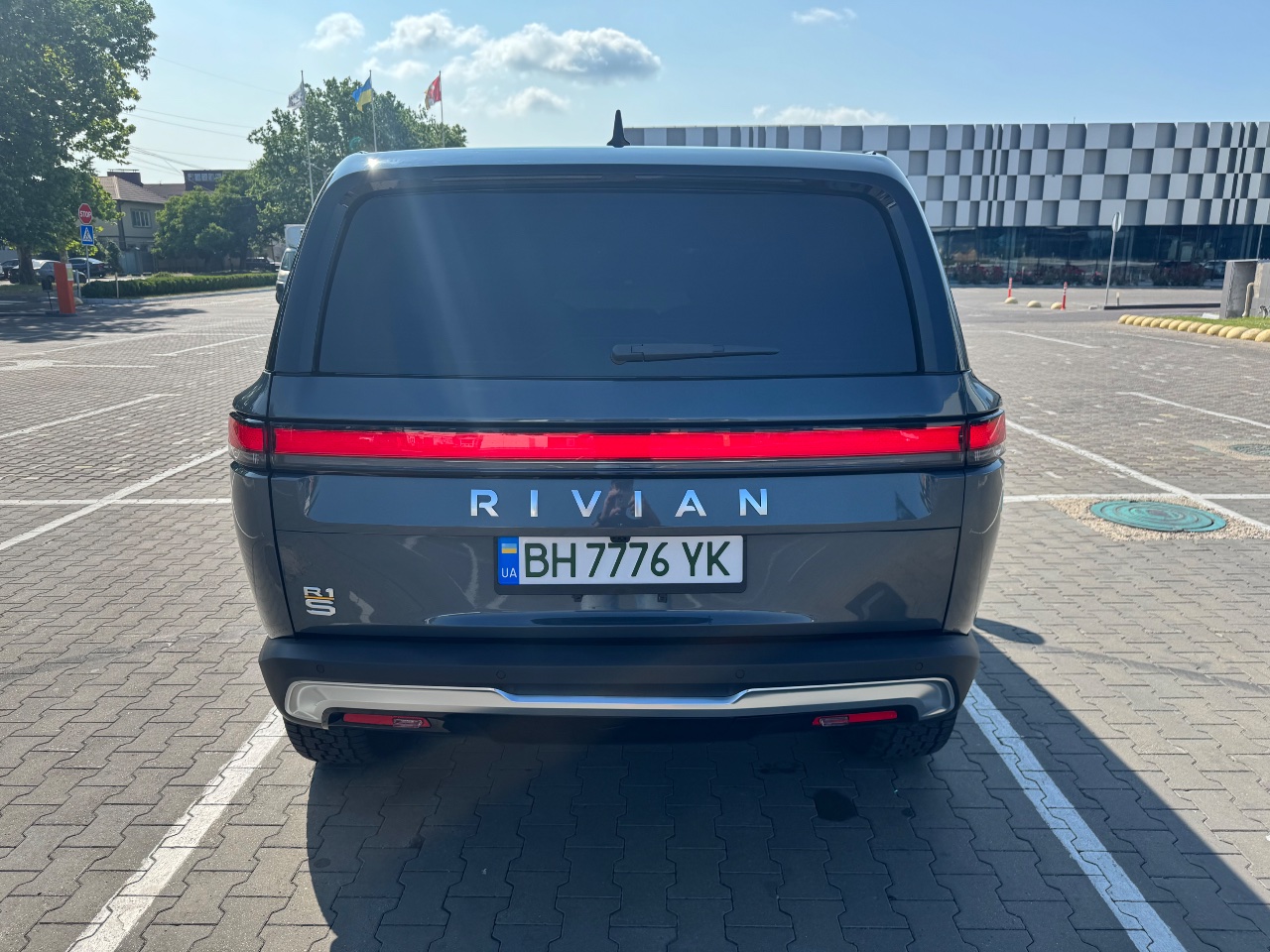 Rivian R1S - фото 37