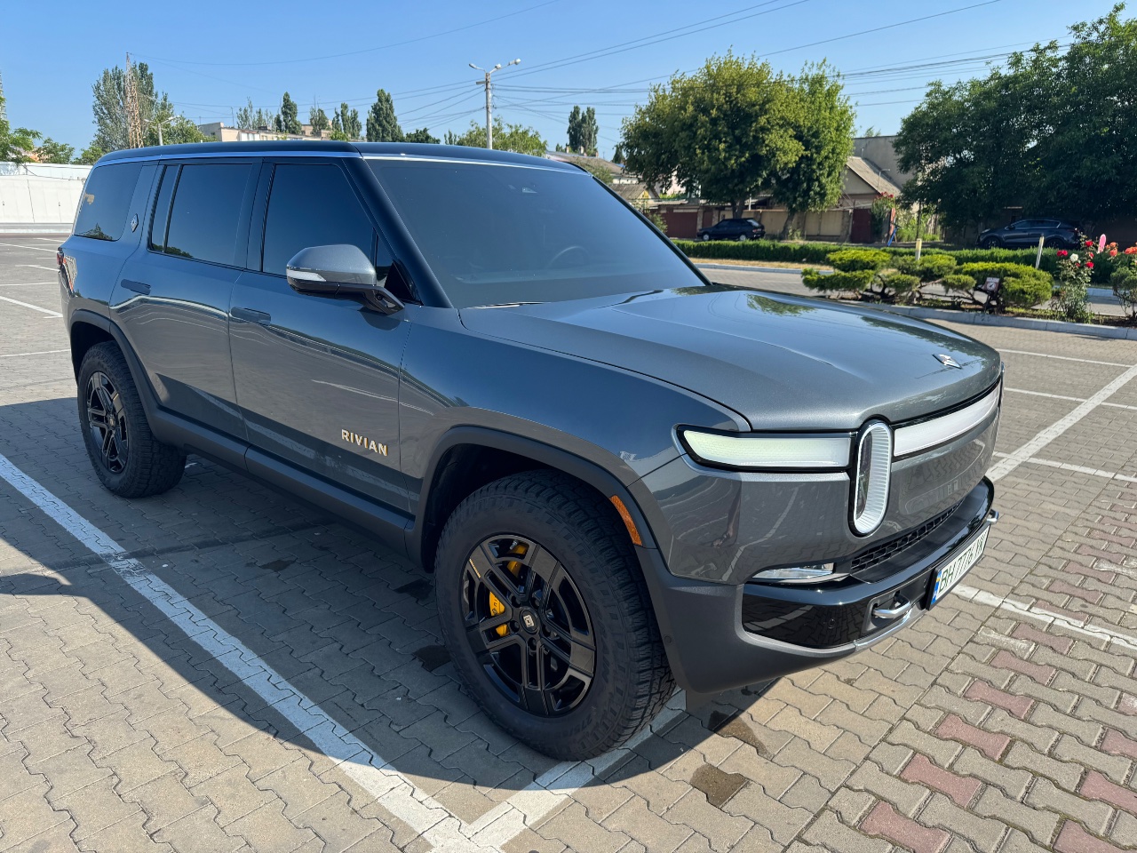 Rivian R1S - фото 22