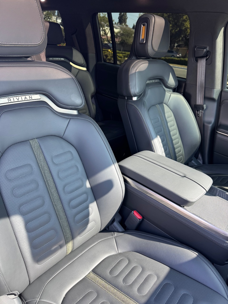 Rivian R1S - фото 17