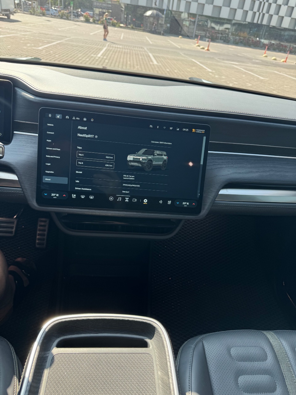 Rivian R1S - фото 28