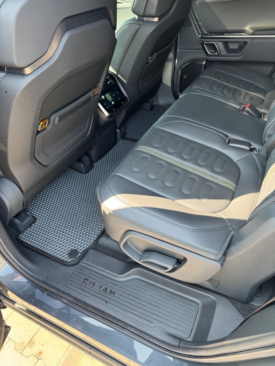 Rivian R1S - фото 29