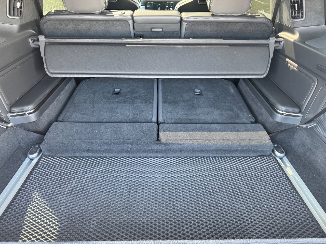 Rivian R1S - фото 14