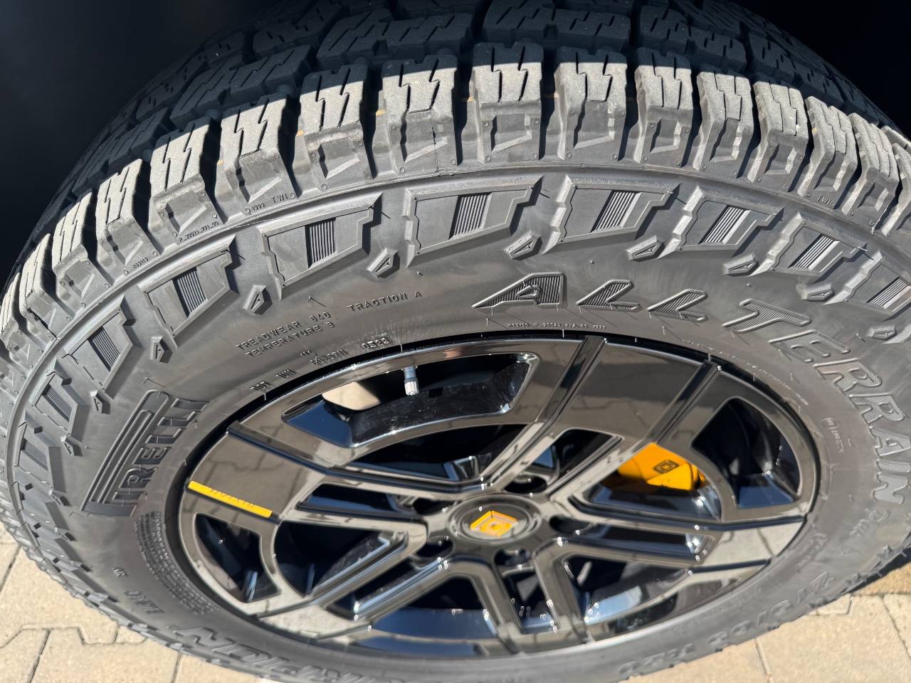 Rivian R1S - фото 34